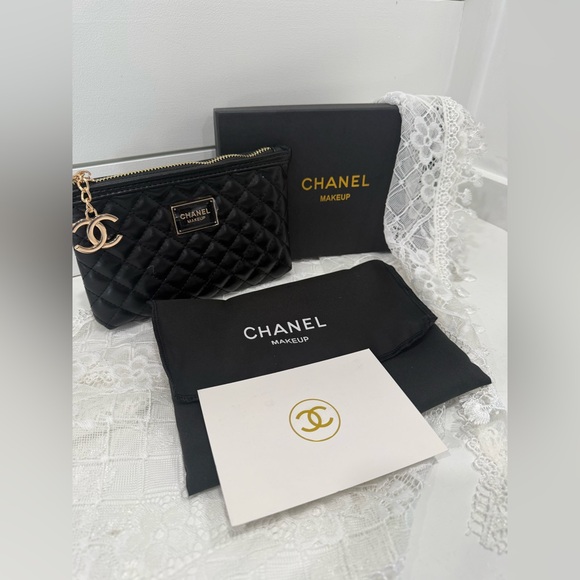 GWP/VIP Handbags - NEW CHANEL Makeup GWP Quilted Cosmetic Pouch With Gold CC Zipper